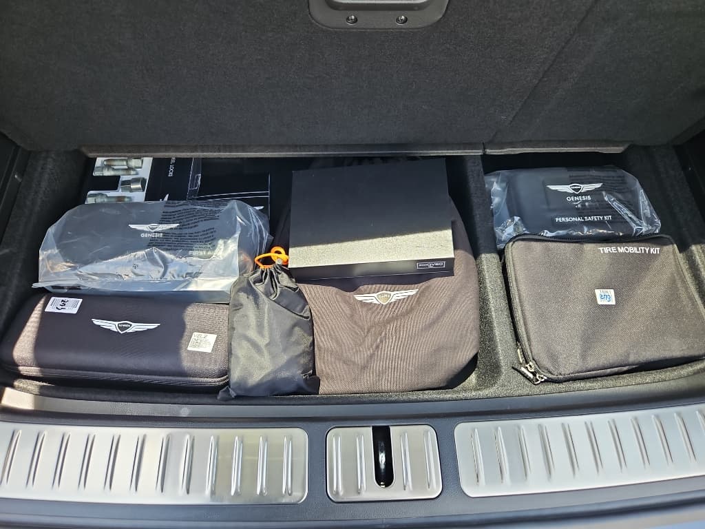 2023 Genesis GV60 view 25
