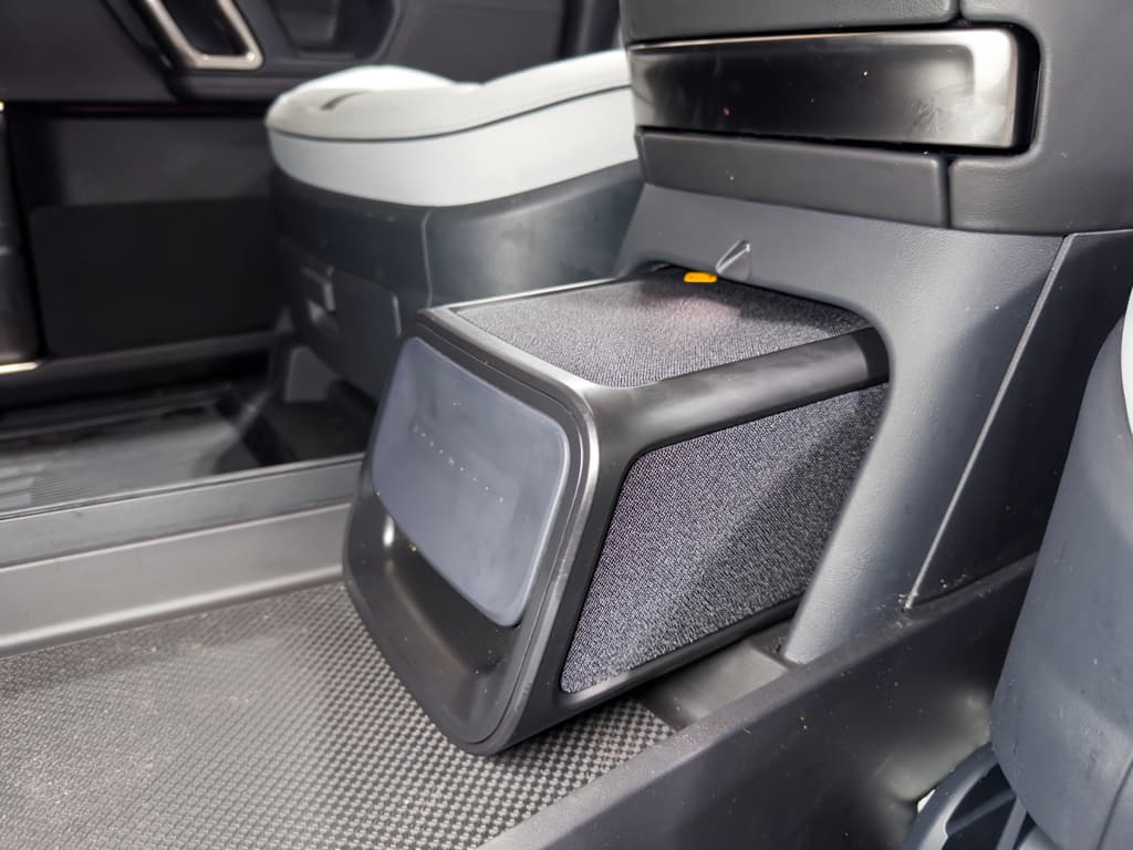 2022 Rivian R1T view 19