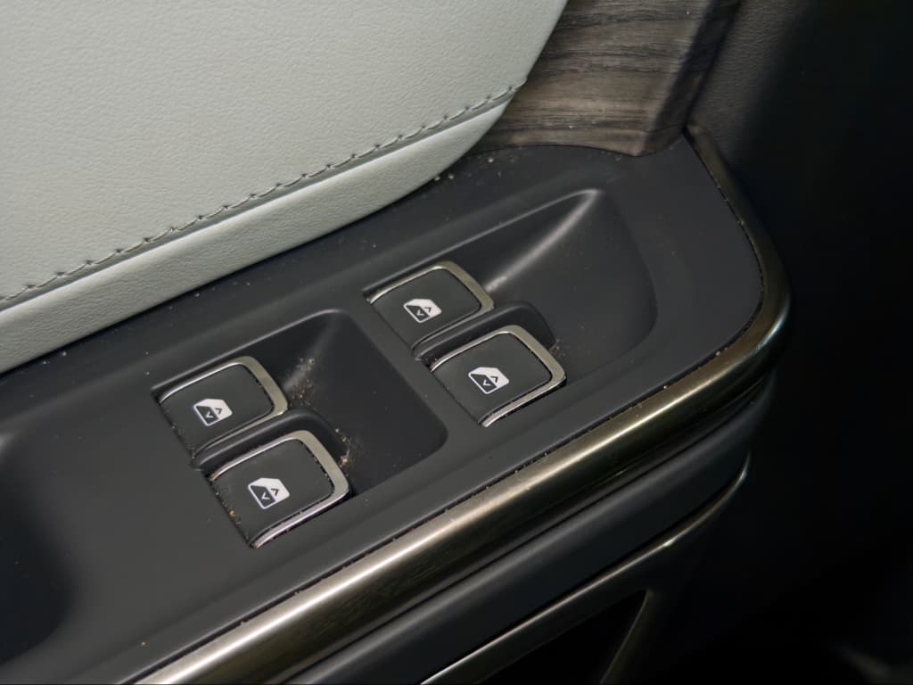 2022 Rivian R1T view 6
