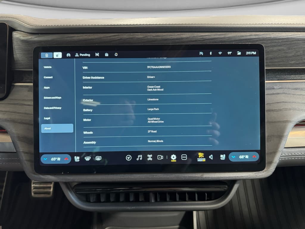 2022 Rivian R1T view 13