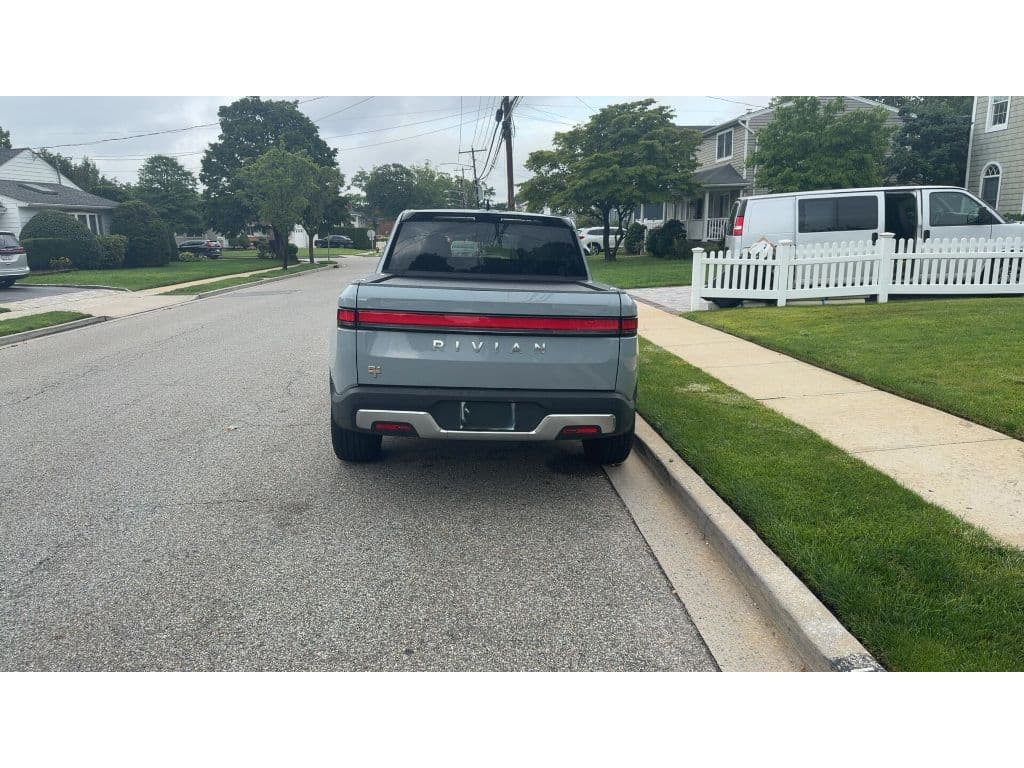 2022 Rivian R1T view 4