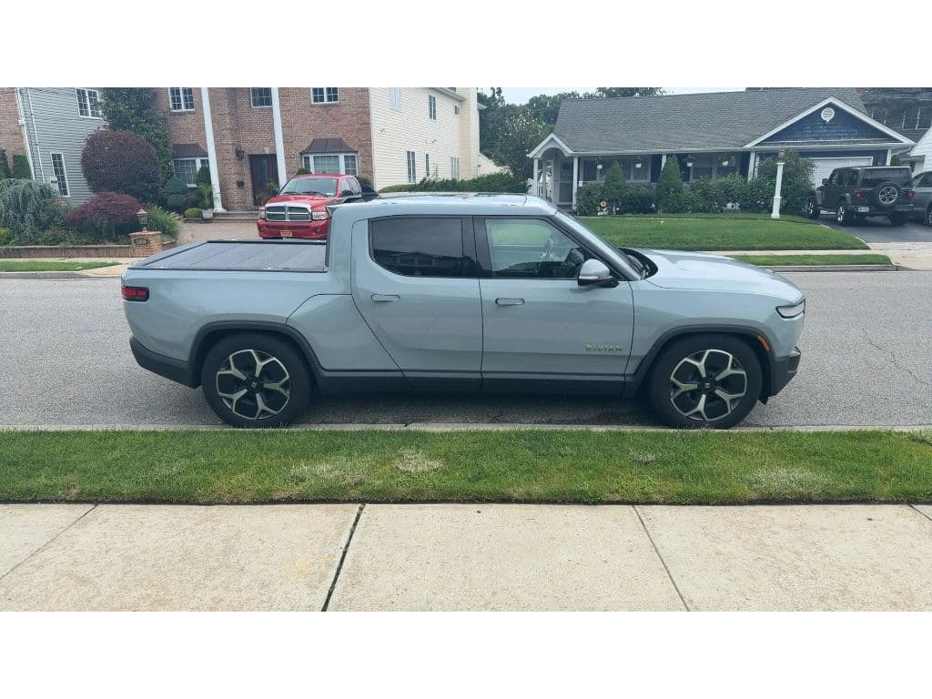 2022 Rivian R1T view 5