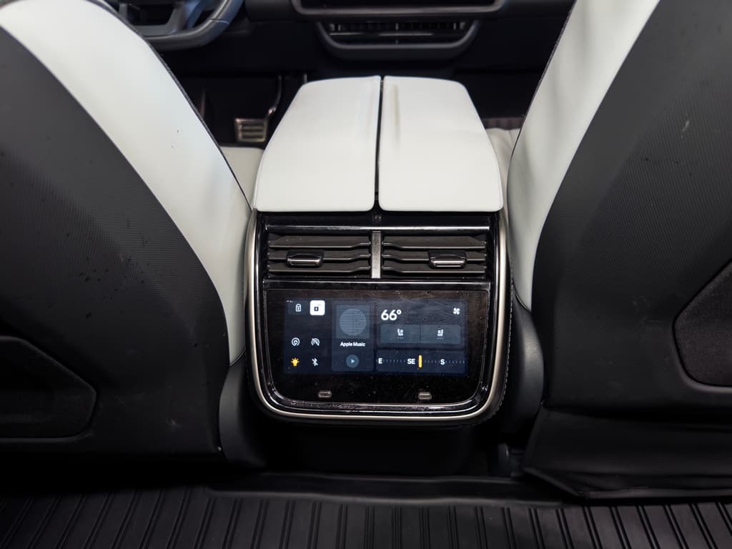 2022 Rivian R1T view 20