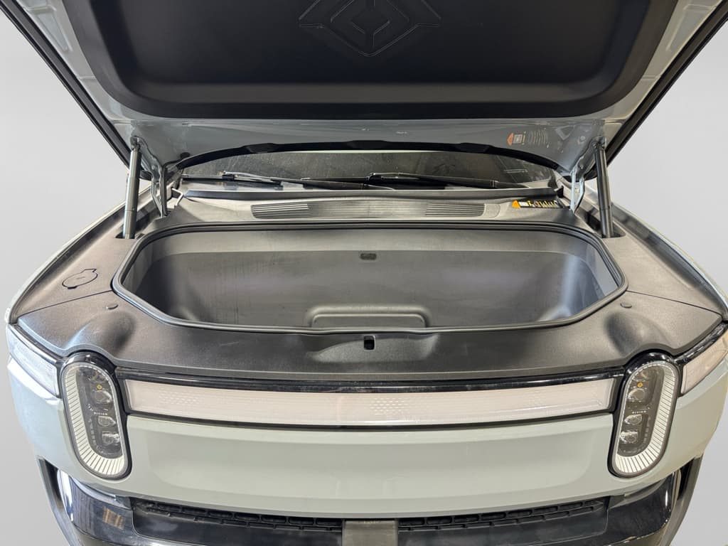 2022 Rivian R1T view 25