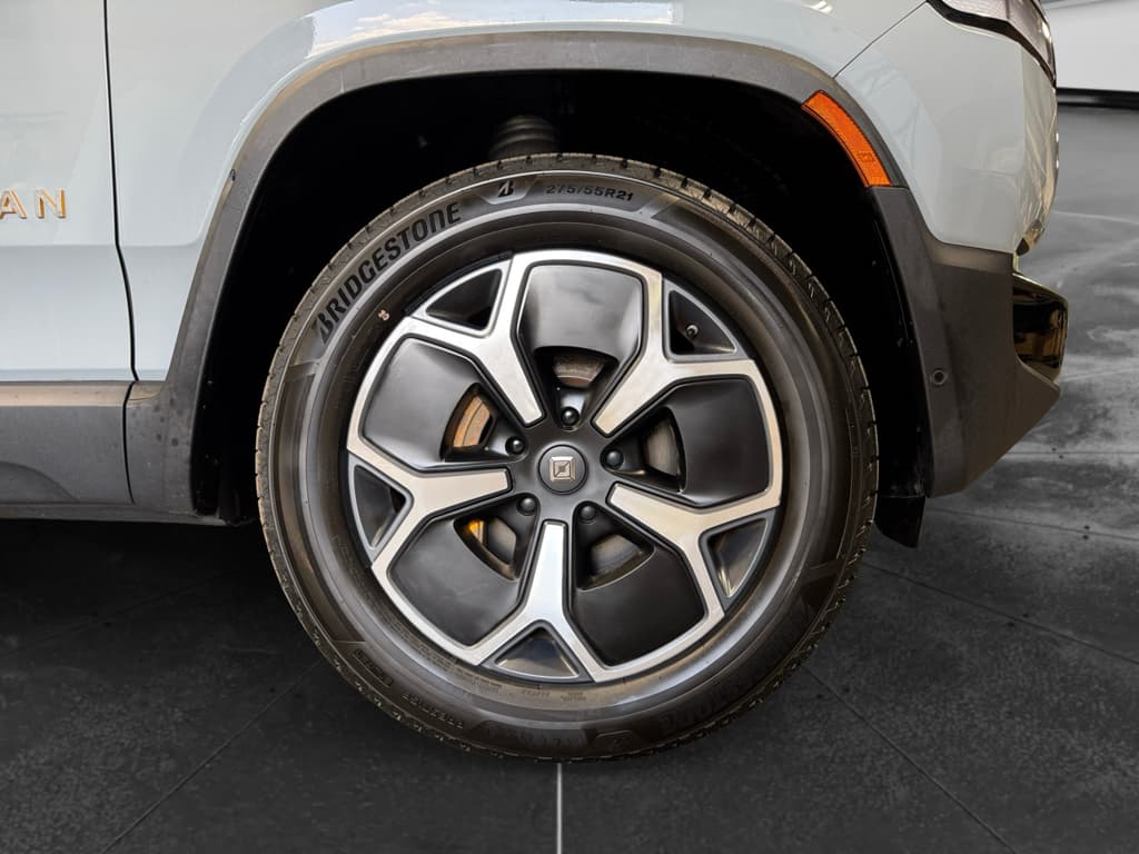 2022 Rivian R1T view 35