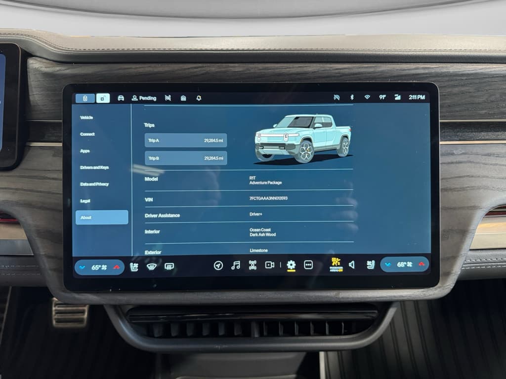 2022 Rivian R1T view 12
