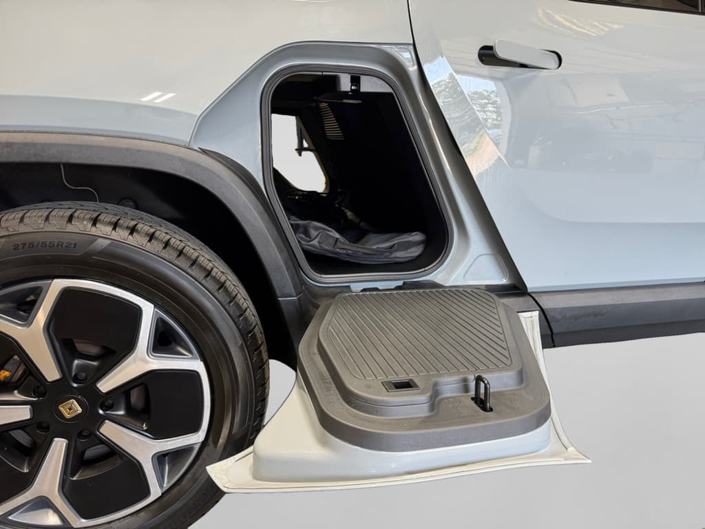 2022 Rivian R1T view 24