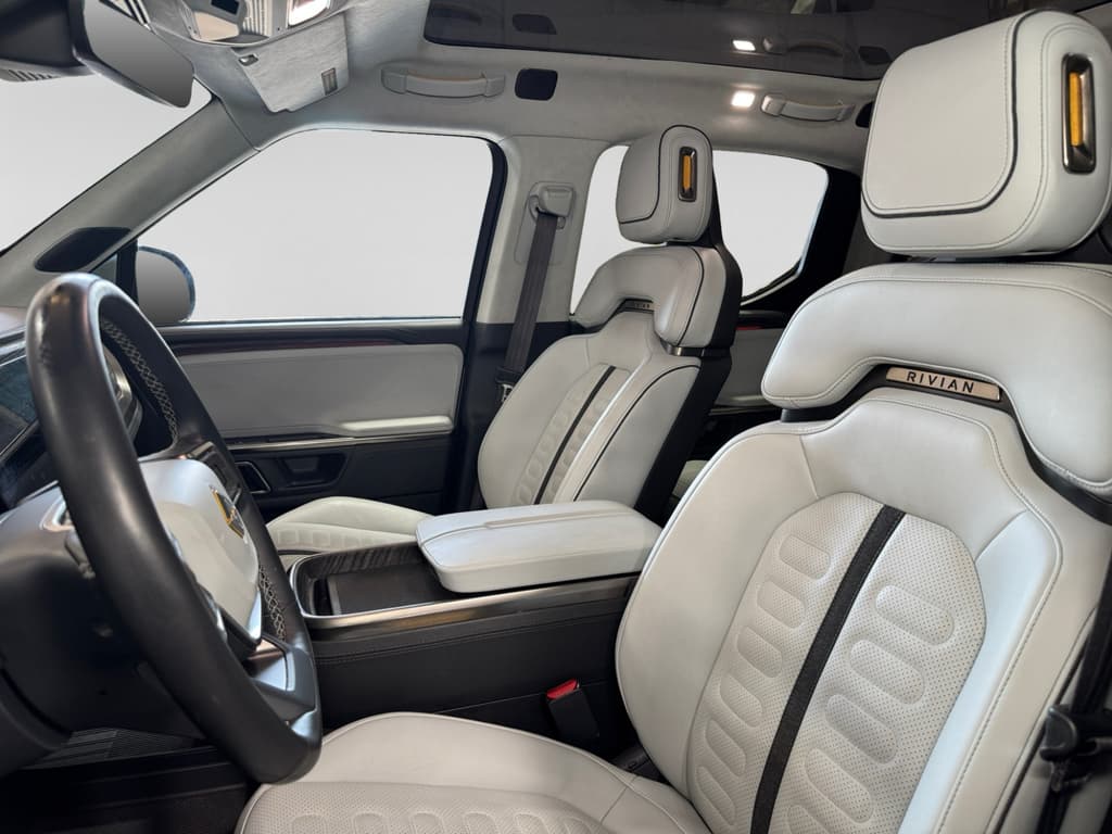 2022 Rivian R1T view 16