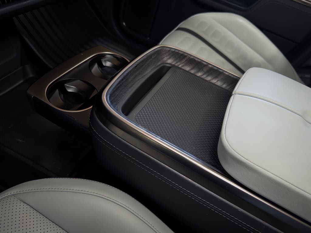 2022 Rivian R1T view 18