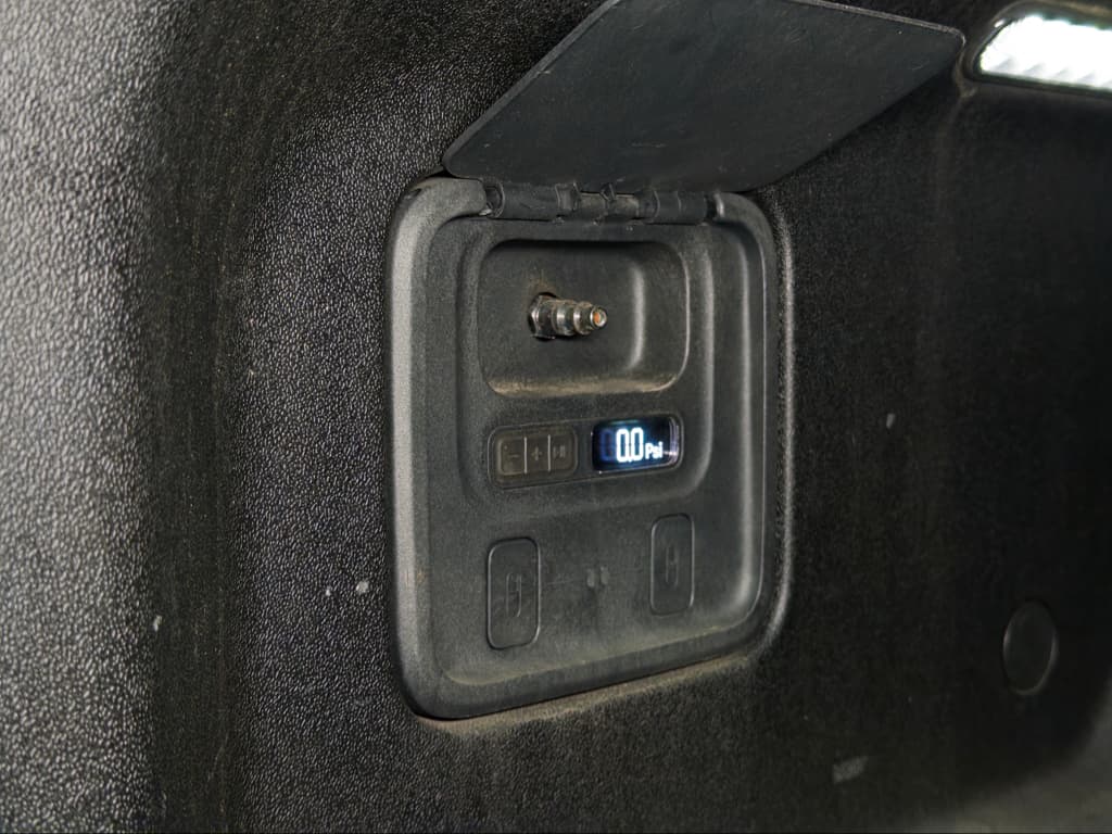 2022 Rivian R1T view 28