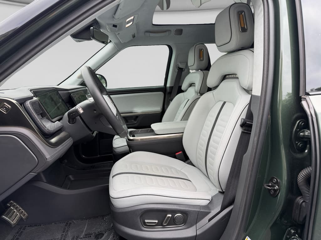 2023 Rivian R1S view 8