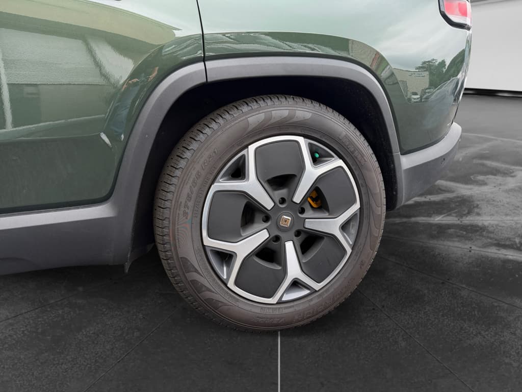 2023 Rivian R1S view 20