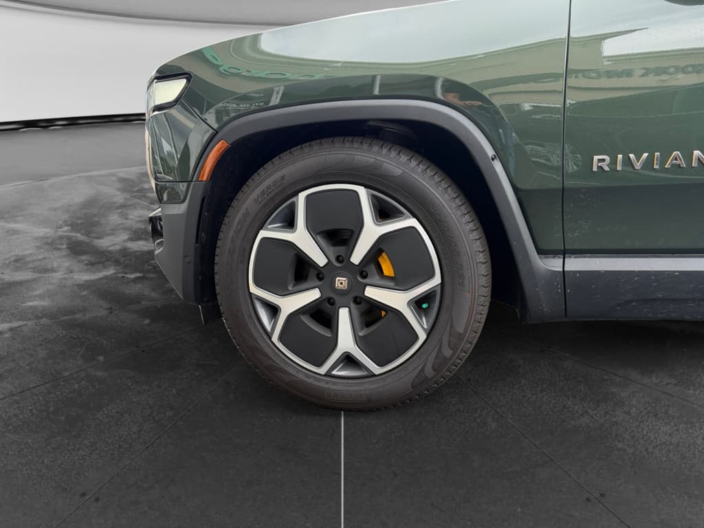 2023 Rivian R1S view 19