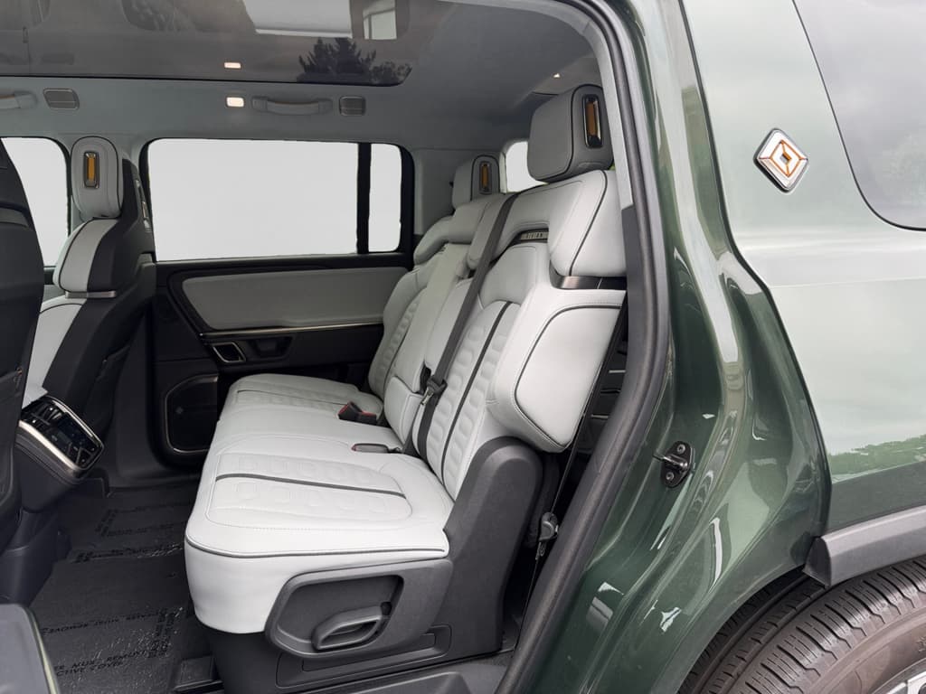 2023 Rivian R1S view 10