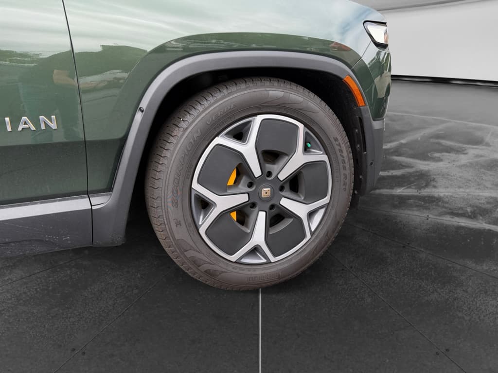 2023 Rivian R1S view 21