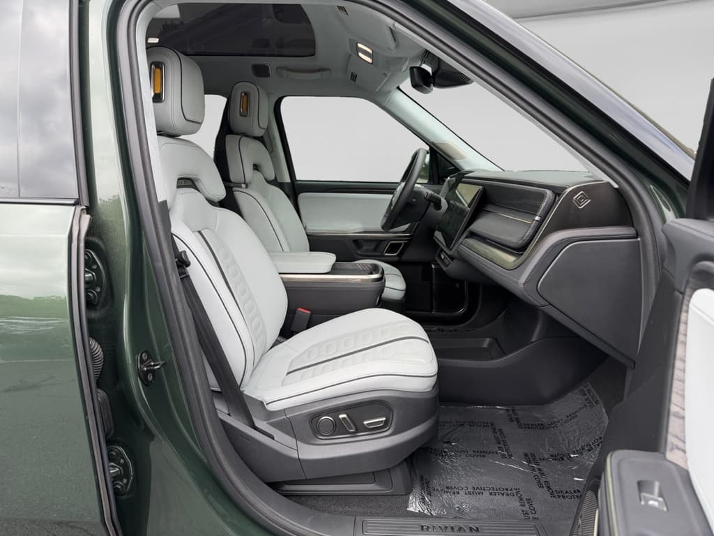 2023 Rivian R1S view 11