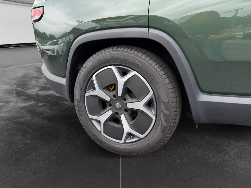 2023 Rivian R1S view 22