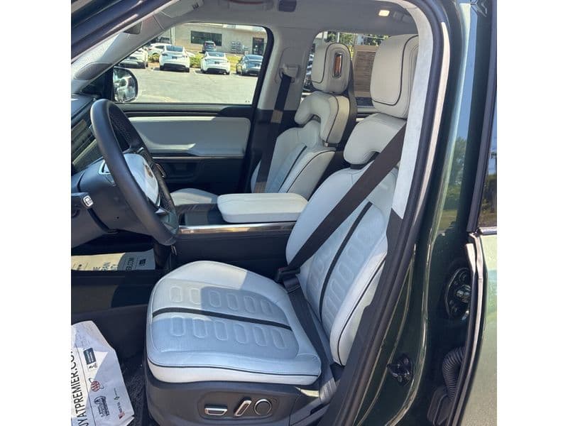 2023 Rivian R1S view 5