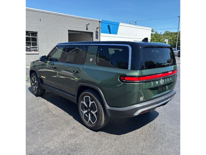 2023 Rivian R1S view 3