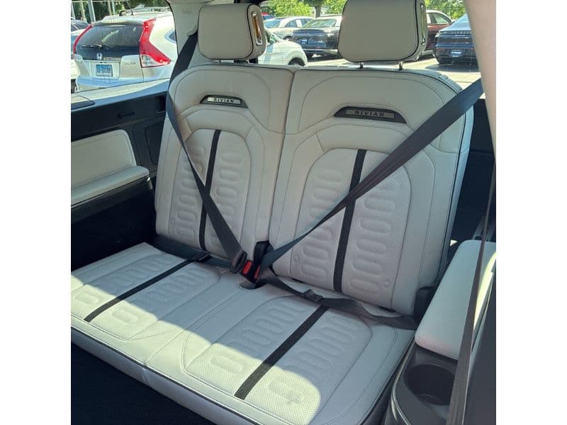 2023 Rivian R1S view 7
