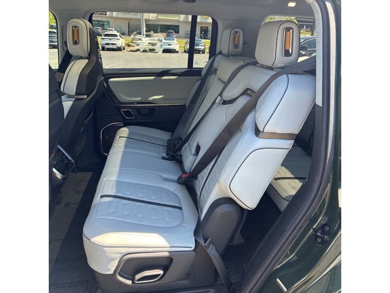 2023 Rivian R1S view 6