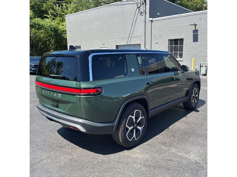 2023 Rivian R1S view 4