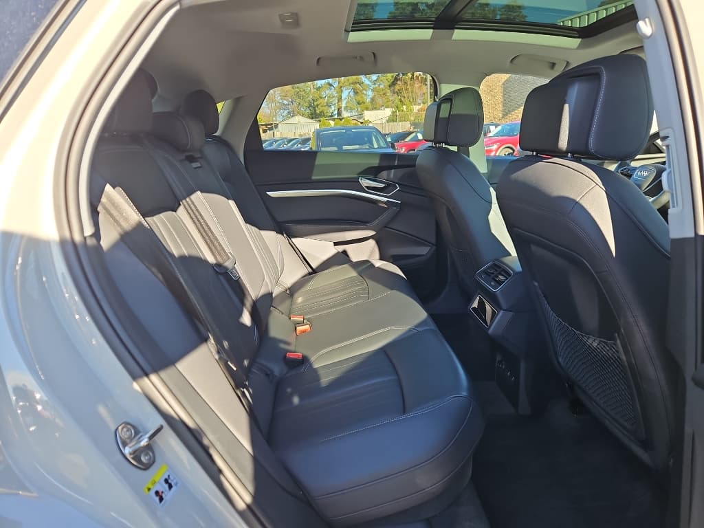 2022 Audi e-tron Sportback view 10