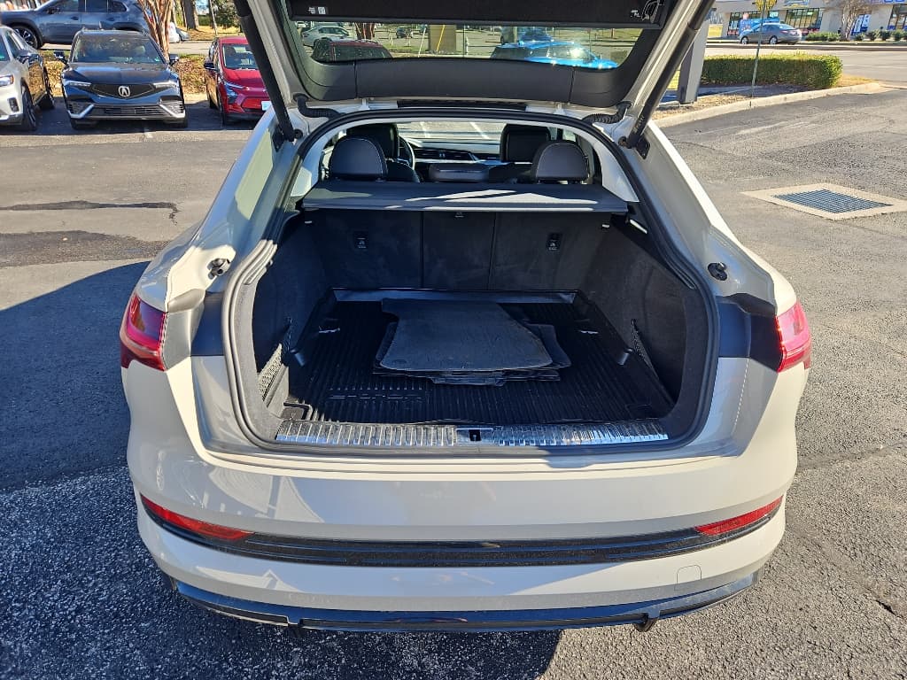 2022 Audi e-tron Sportback view 9