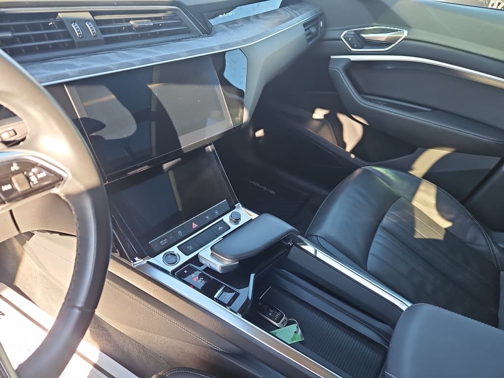 2022 Audi e-tron Sportback view 17