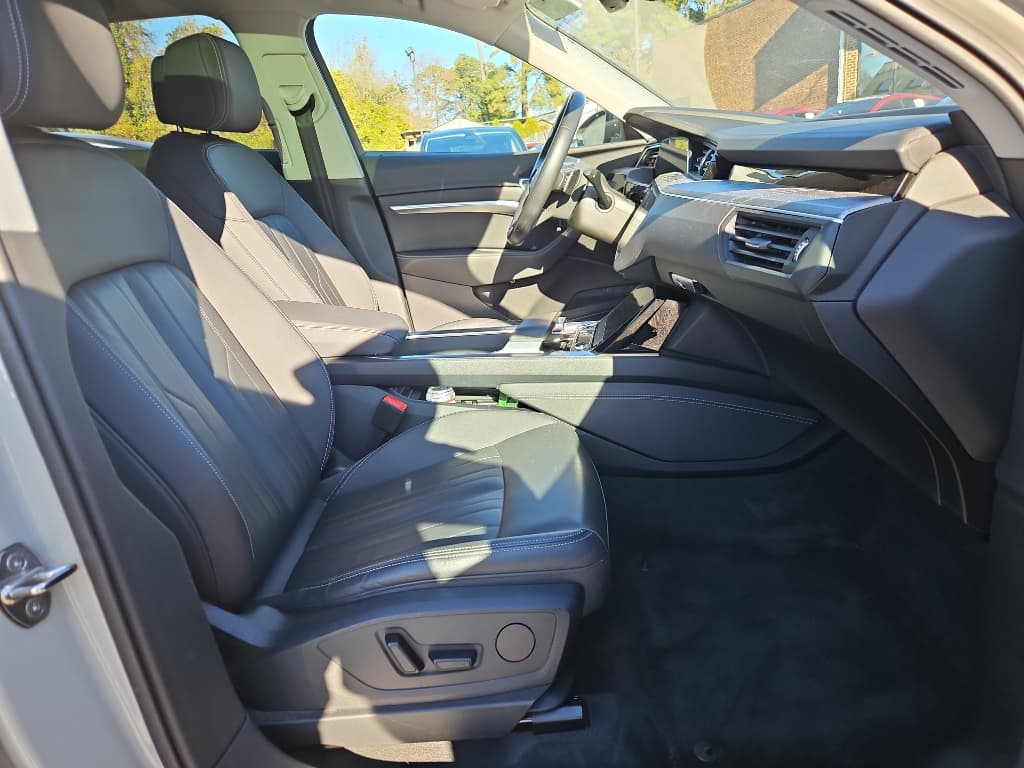 2022 Audi e-tron Sportback view 11