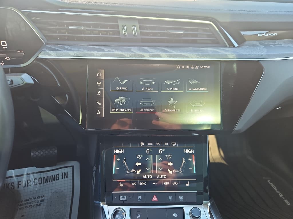 2022 Audi e-tron Sportback view 11