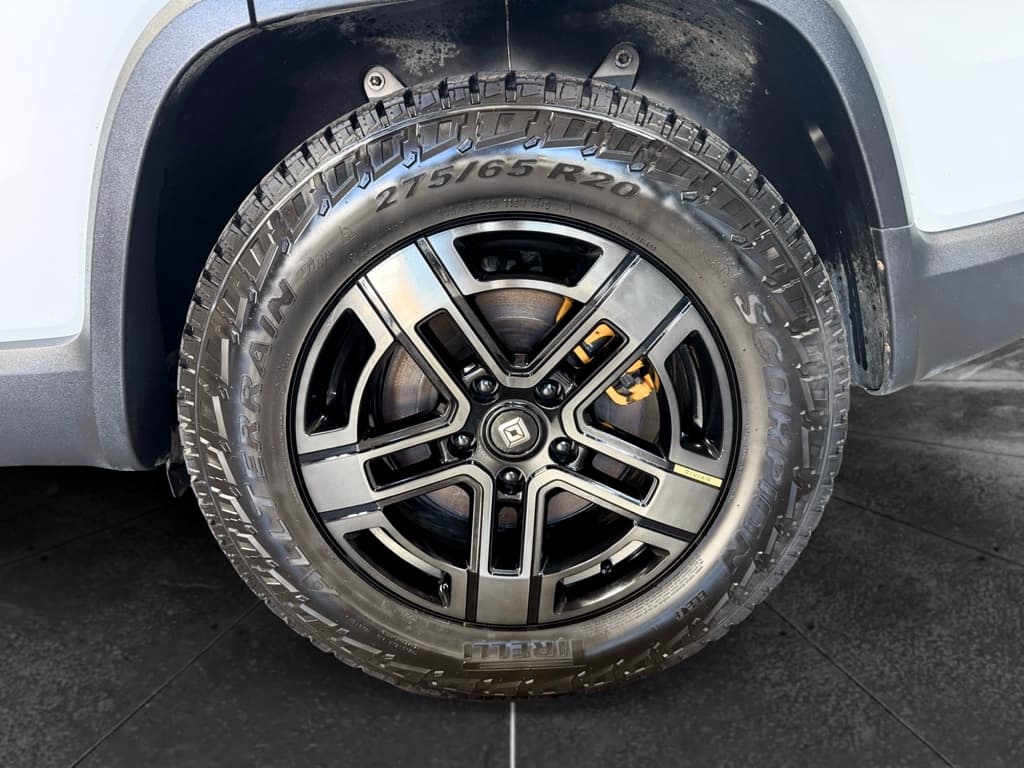 2023 Rivian R1S view 34