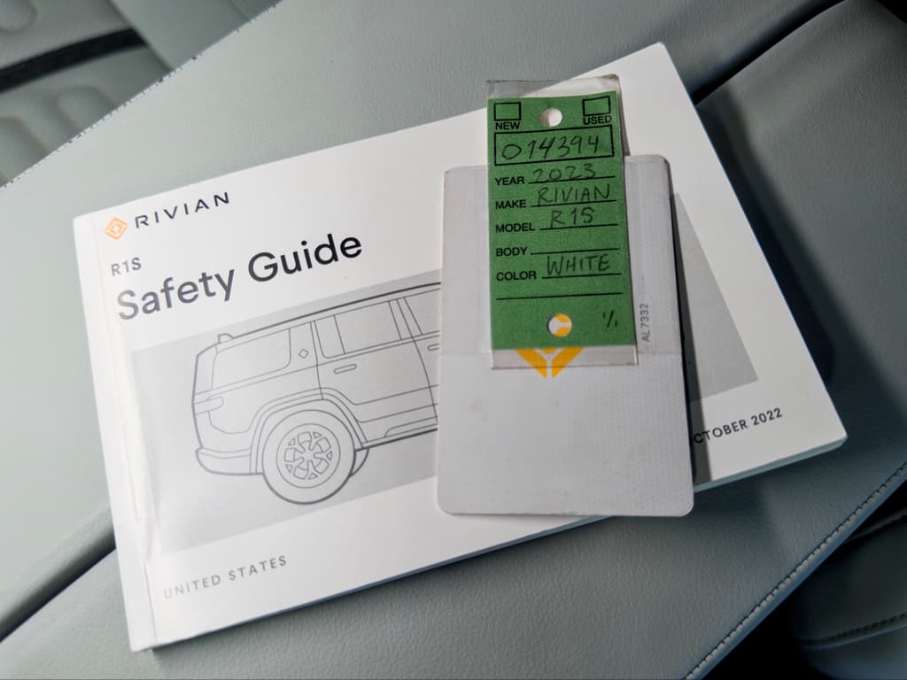 2023 Rivian R1S view 23