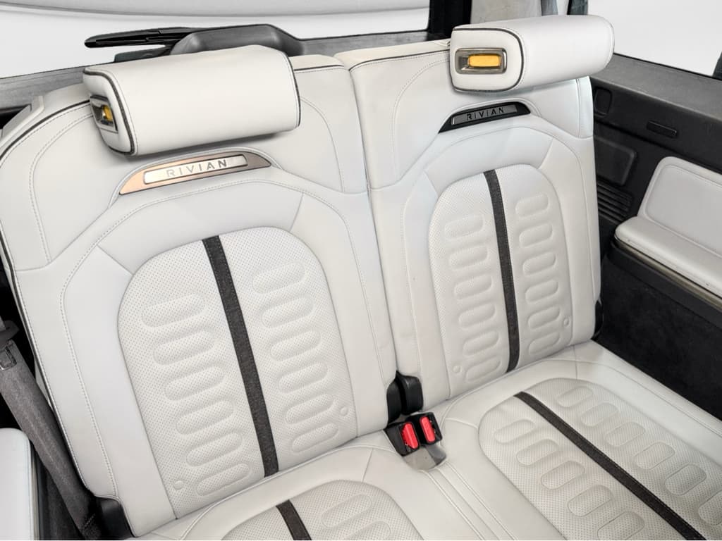 2023 Rivian R1S view 22