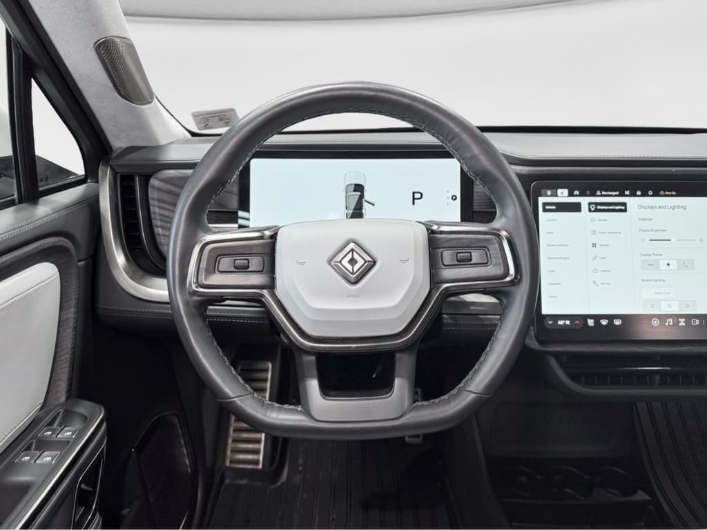2023 Rivian R1S view 8