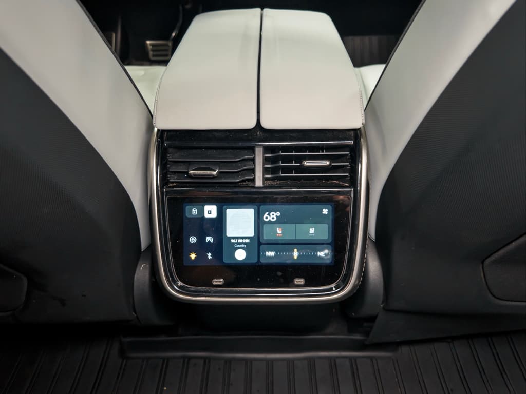 2023 Rivian R1S view 20