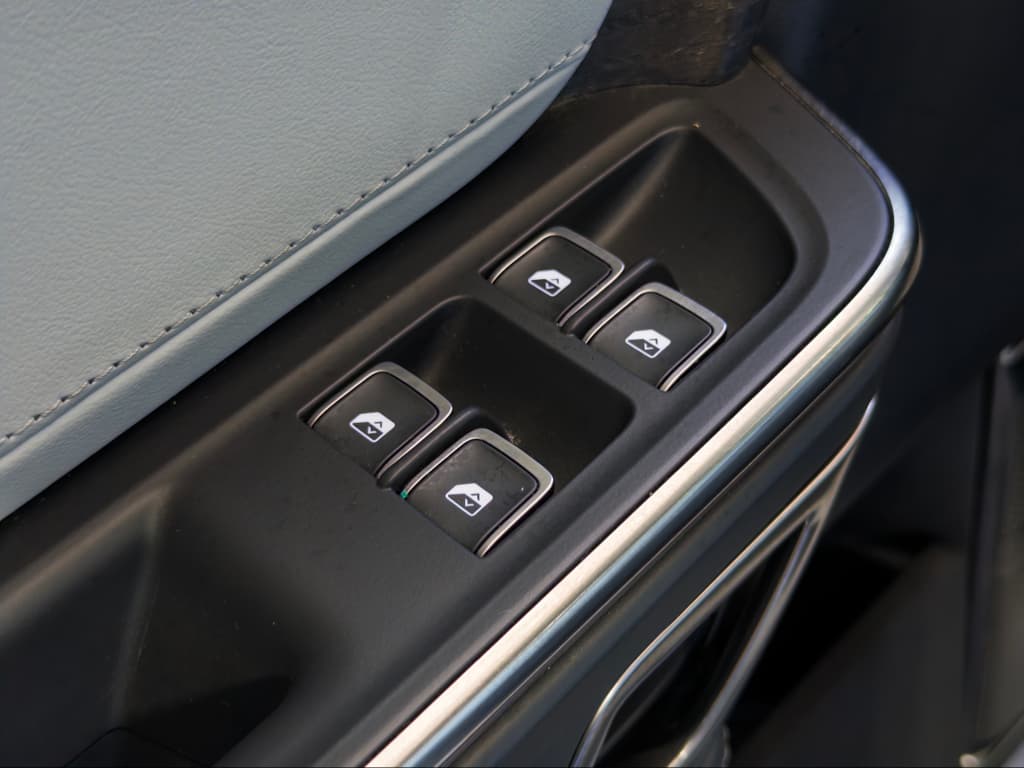 2023 Rivian R1S view 7