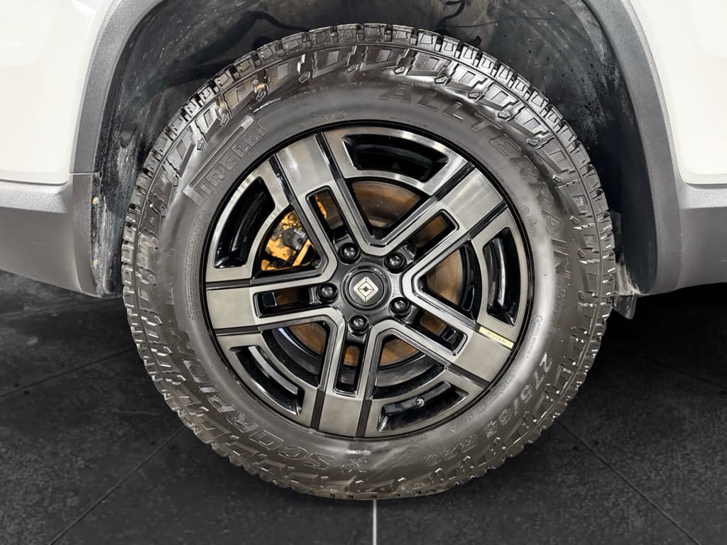 2023 Rivian R1S view 38