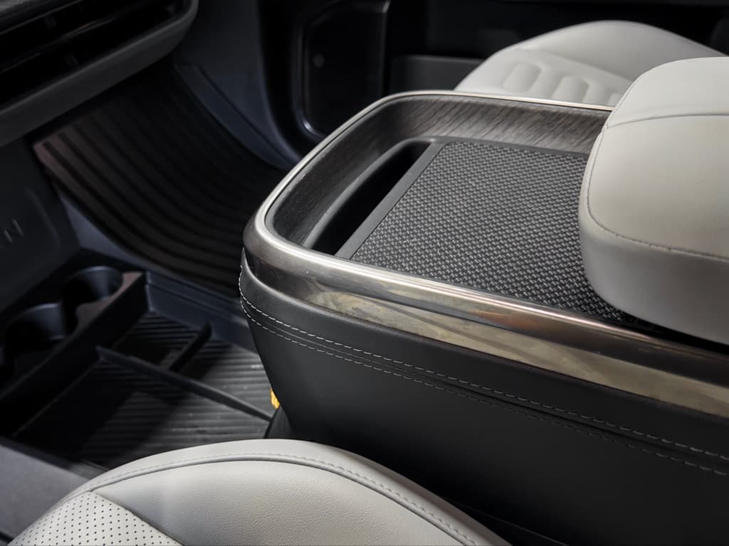 2023 Rivian R1S view 18