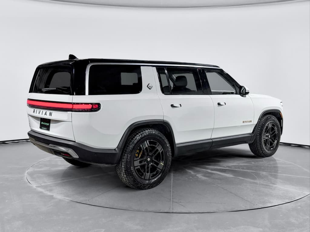 2023 Rivian R1S view 3