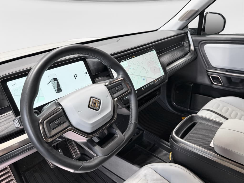 2023 Rivian R1S view 17