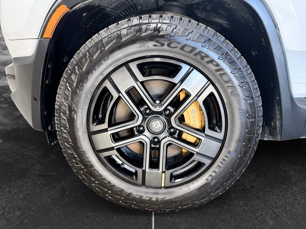 2023 Rivian R1S view 32