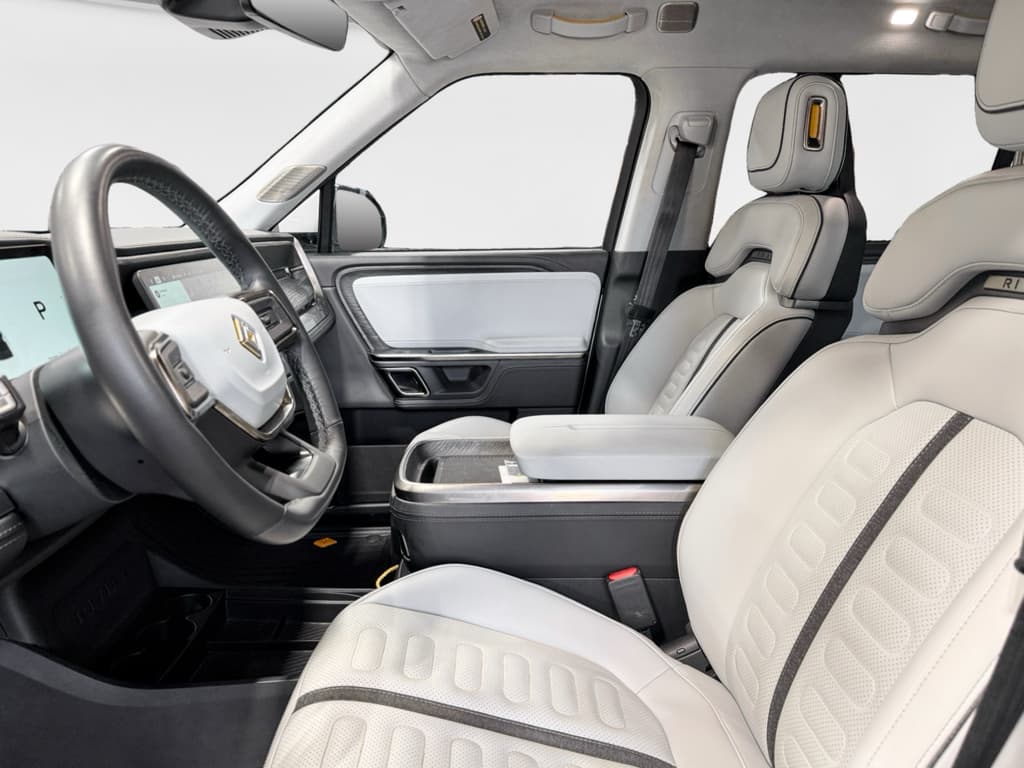 2023 Rivian R1S view 16
