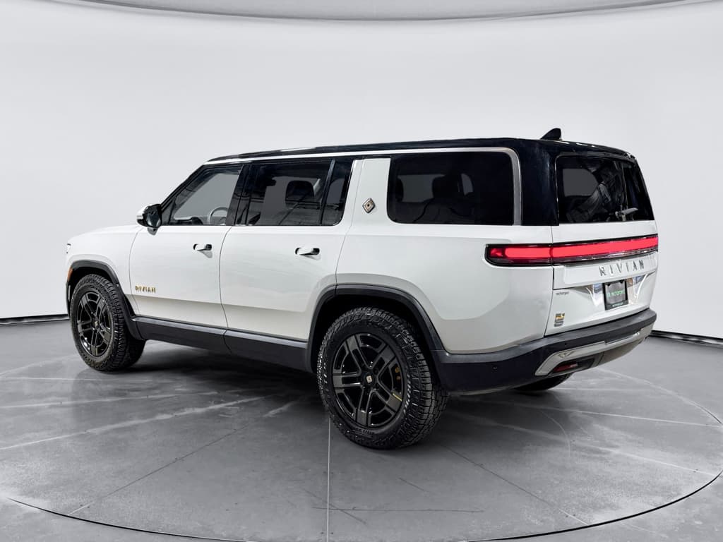 2023 Rivian R1S view 2