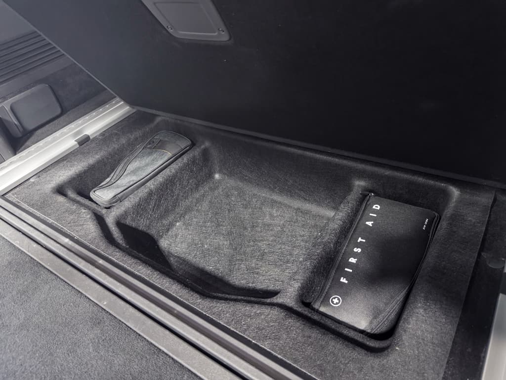 2023 Rivian R1S view 28