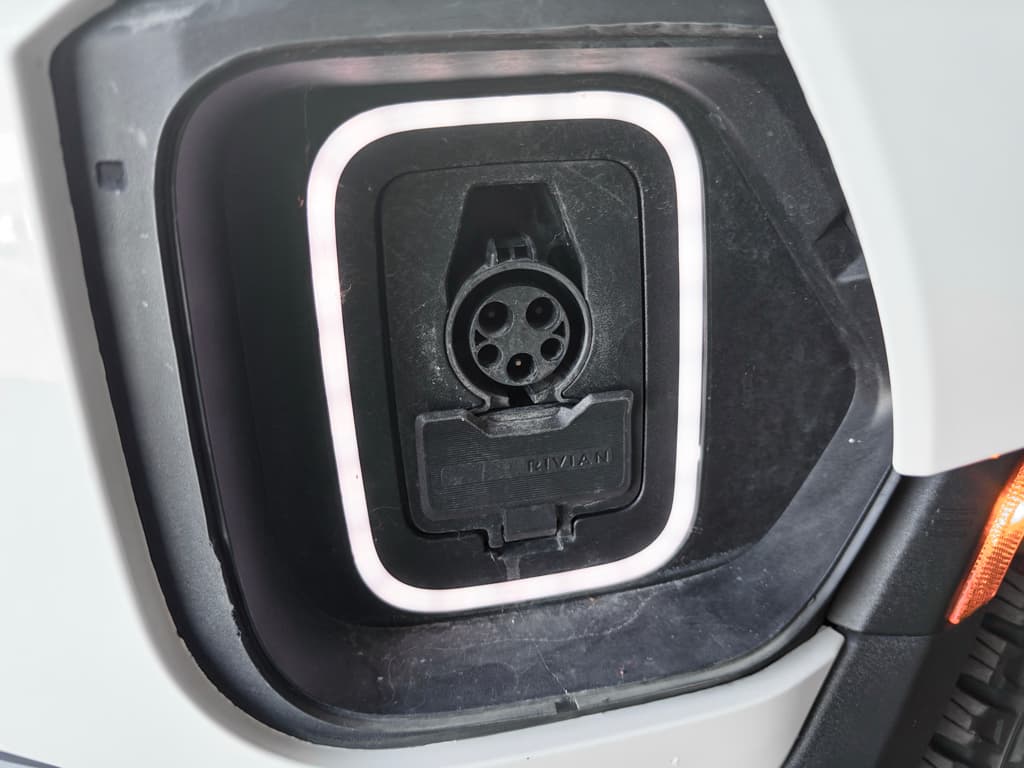 2023 Rivian R1S view 5
