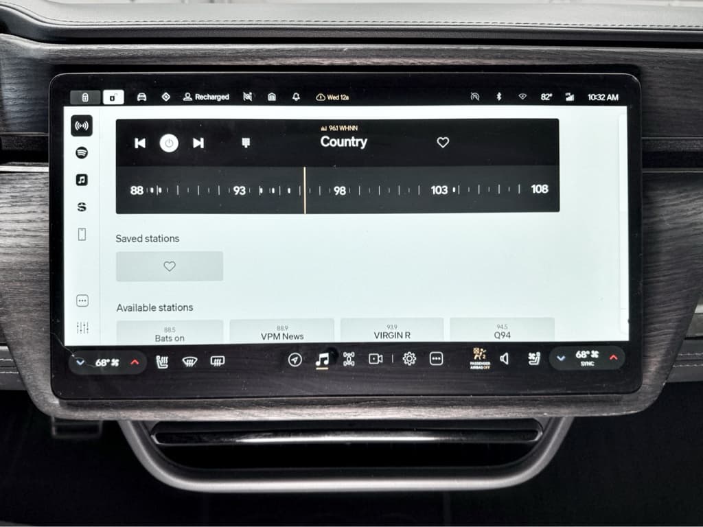 2023 Rivian R1S view 12