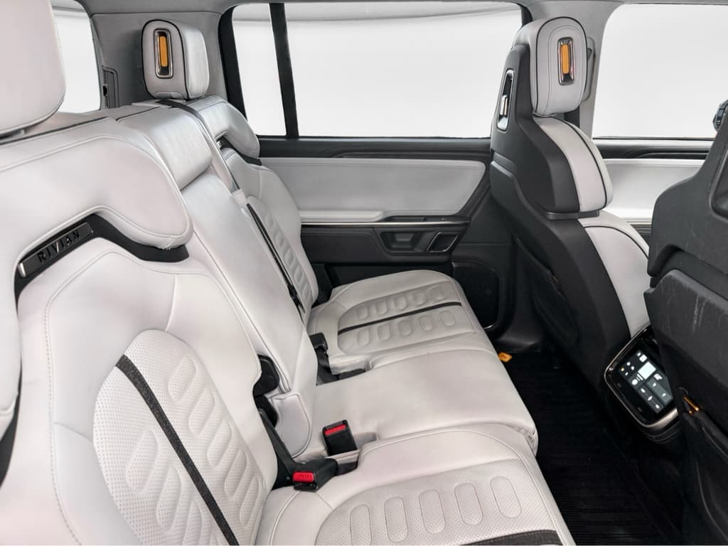 2023 Rivian R1S view 21