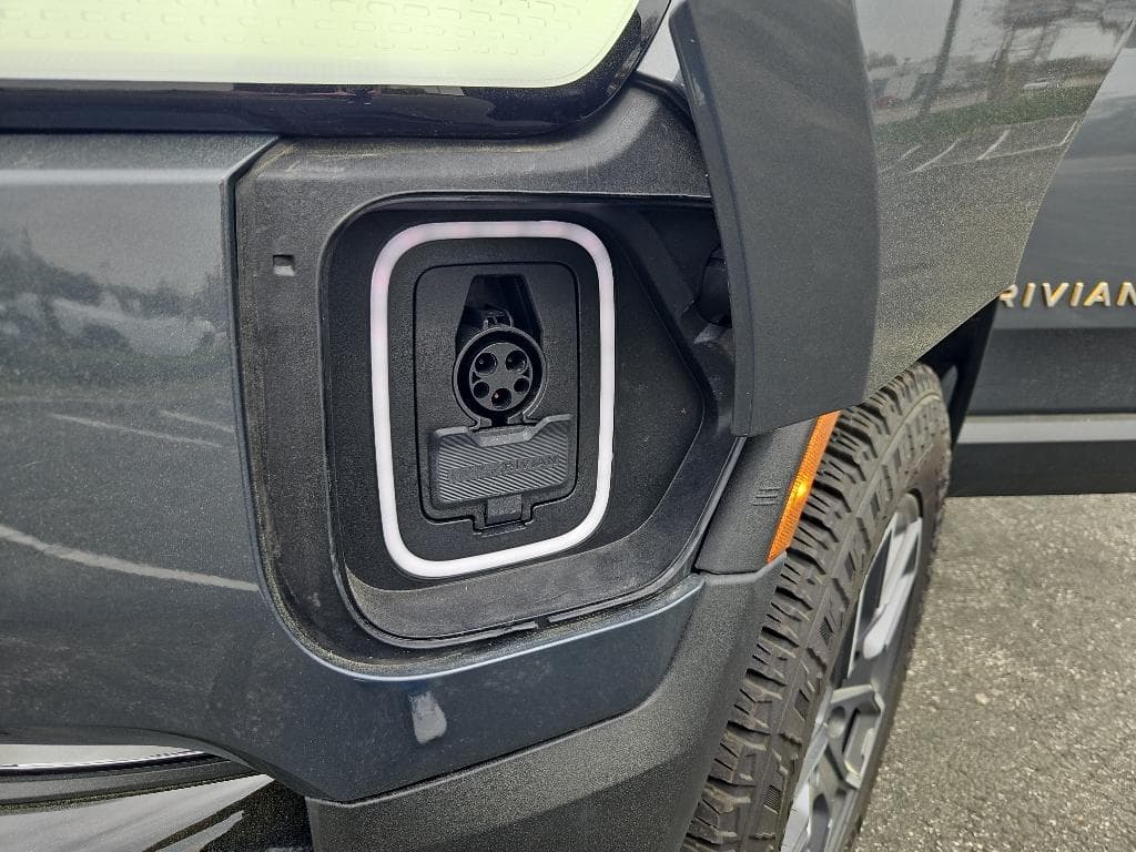 2023 Rivian R1S view 5