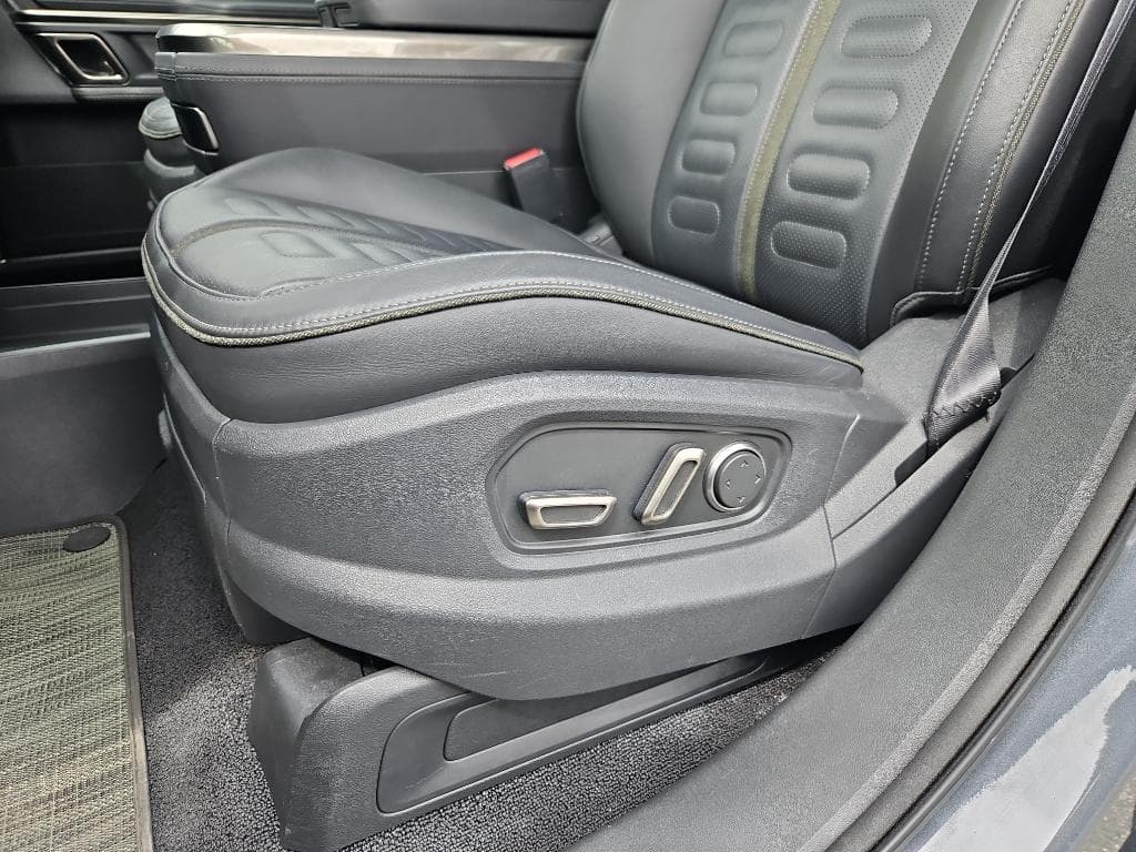 2023 Rivian R1S view 7